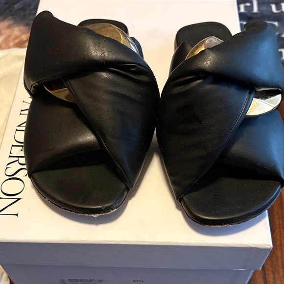 JW ANDERSON Shoes - JW ANDERSON Black Twisted Leather Slide Sandals with Gold Disc